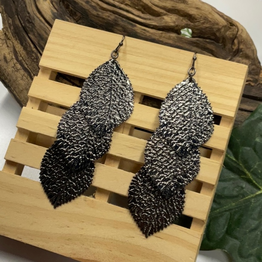 E759 Textured Dangle Leaf Earrings